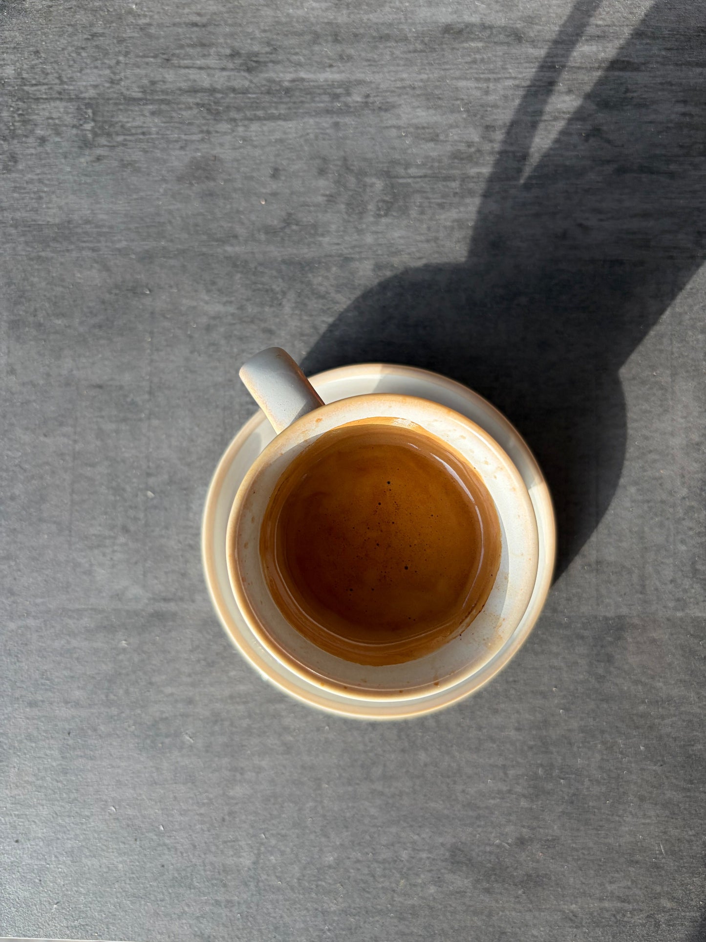 Frisch gebrühter Espresso aus dem Entdeckerpaket – Specialty Coffee Andres Kaffeemanufaktur Vorarlberg