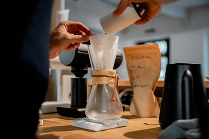 Barista bereitet Specialty Coffee zu – Andres Kaffeemanufaktur Dornbirn