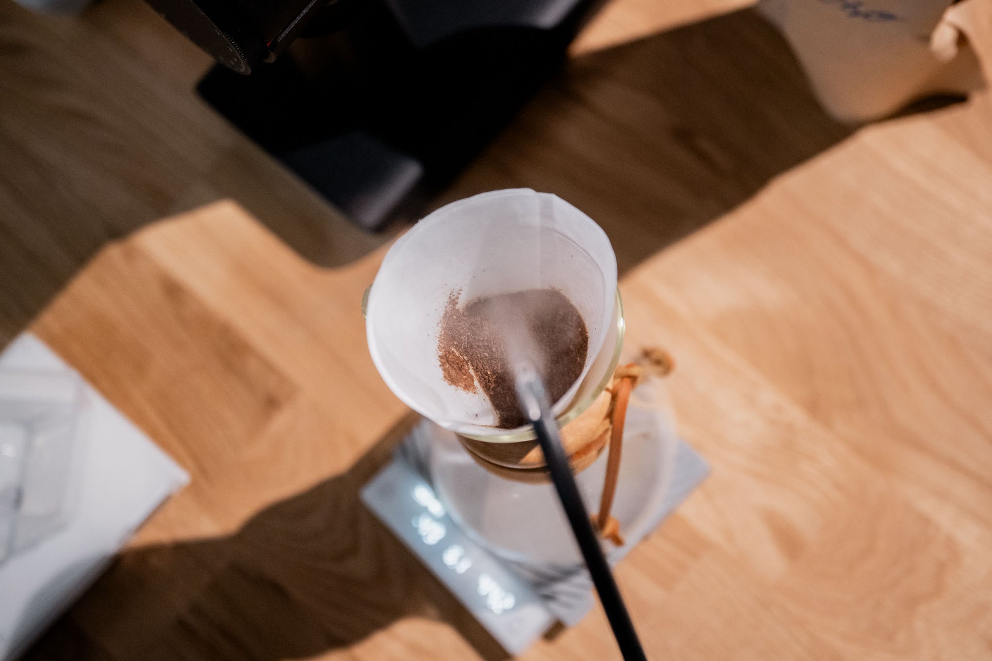 Barista bereitet Specialty Coffee zu – UNIQ Tasting Andres Kaffeemanufaktur