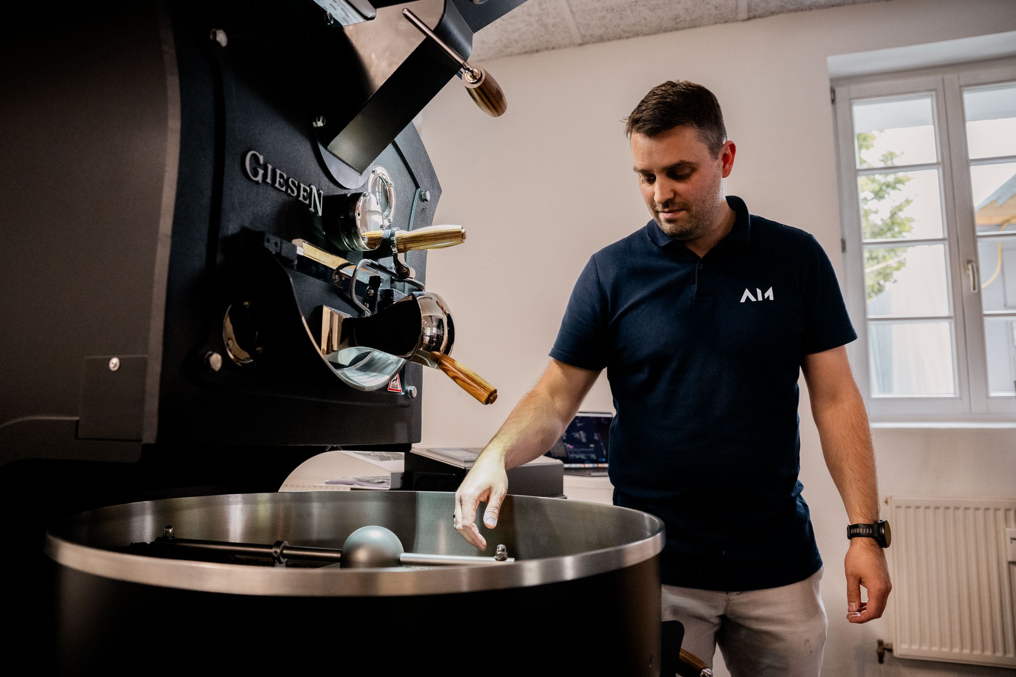 Alexander Andres beim Kaffeerösten – UNIQ Erlebnis Vorarlberg